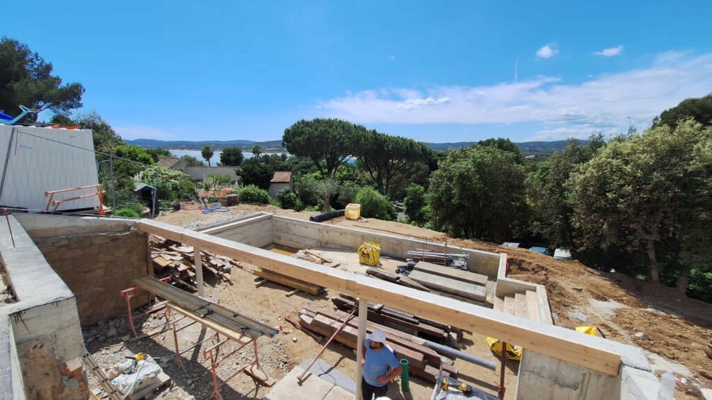 Rénovation d’une charpente en bois sur-mesure de 50m2 pour une villa de luxe vue mer de style provençale à Ramatuelle dans le golfe de Saint-Tropez