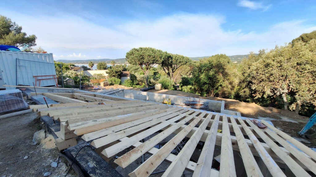 Rénovation d’une charpente en bois sur-mesure de 50m2 pour une villa de luxe vue mer de style provençale à Ramatuelle dans le golfe de Saint-Tropez