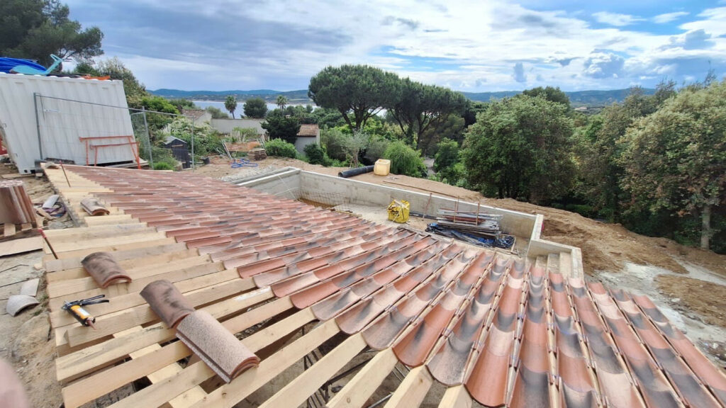 Rénovation d’une charpente en bois sur-mesure de 50m2 pour une villa de luxe vue mer de style provençale à Ramatuelle dans le golfe de Saint-Tropez