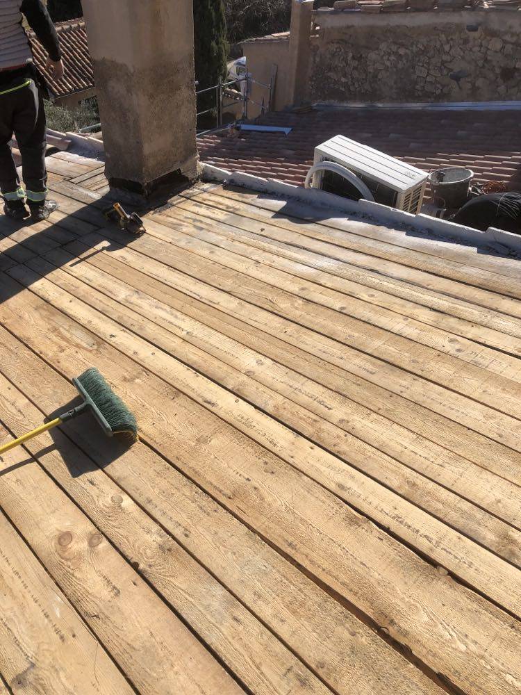 Remplacement de quelques planches de voliges lors d'un chantier de rénovation de toiture à Antibes dans les Alpes Maritimes