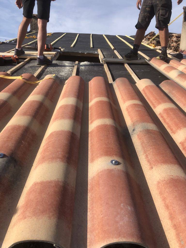 couvreur renovation toiture remplassement tuile frejus var