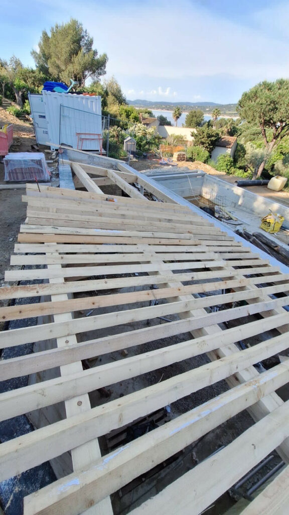 Rénovation d’une charpente en bois sur-mesure de 50m2 pour une villa de luxe vue mer de style provençale à Ramatuelle dans le golfe de Saint-Tropez