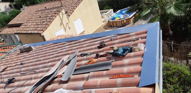 pose de zinc pour la finition d'une toiture en bac acier à Fréjus 83370