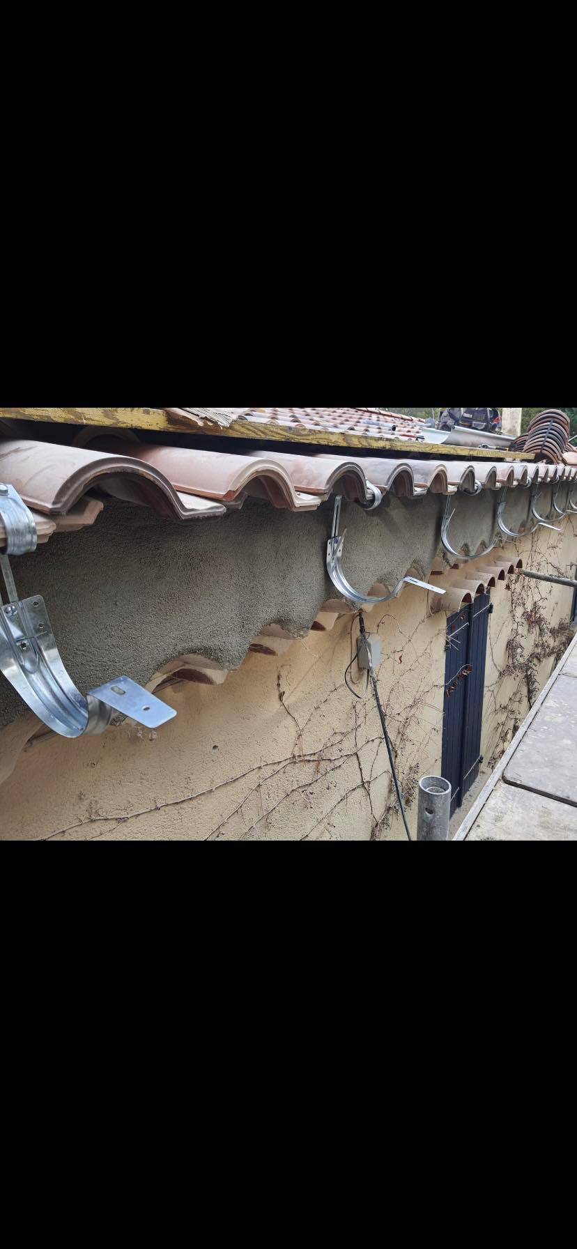 Recherche une société pour réaliser le ragréage avec un faîtage ciment sur une toiture pour éviter les infiltrations d'eau à Roquebrune-sur-Argens 83520