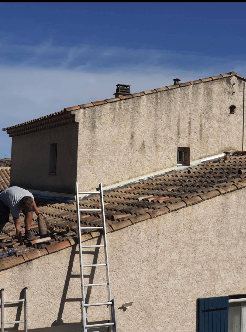 Nettoyage traitement hydrofuge et réparation de solin sur le toit d'une maison à Antibes dans les Alpes Maritimes