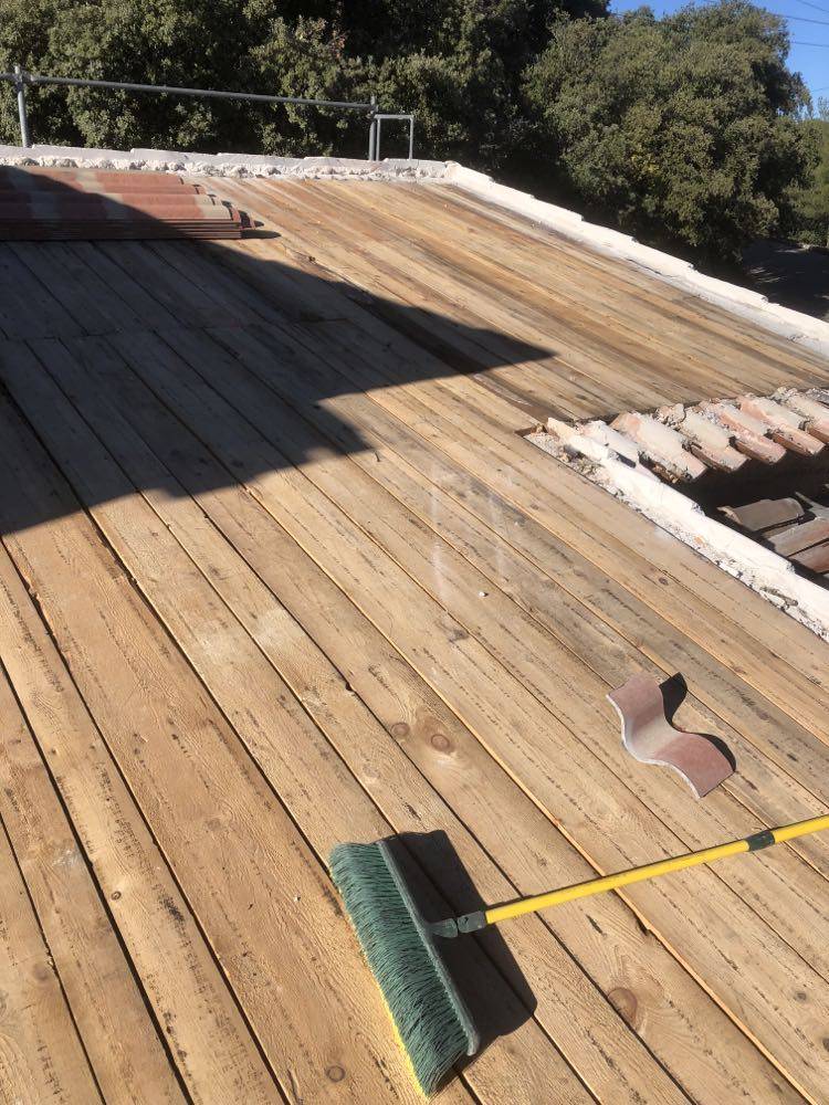 Remplacement de quelques planches de voliges lors d'un chantier de rénovation de toiture à Antibes dans les Alpes Maritimes